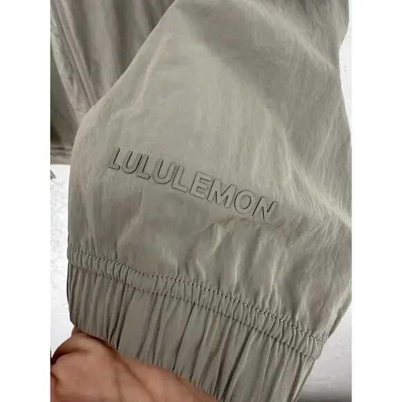 Lululemon Jacket Womens 4 Lightweight Hooded Windbreaker Full Zip Drawstring - Picture 2 of 8